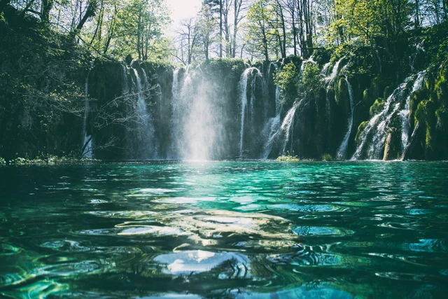 Pemandangan air terjun di kawasan wisata Dasan Geria, Lombok Barat